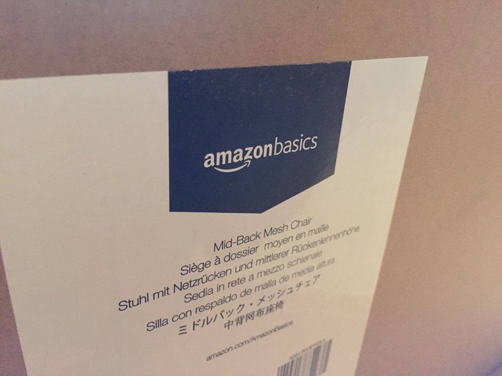 Amazon Basic ワーキングチェアのパッケージ